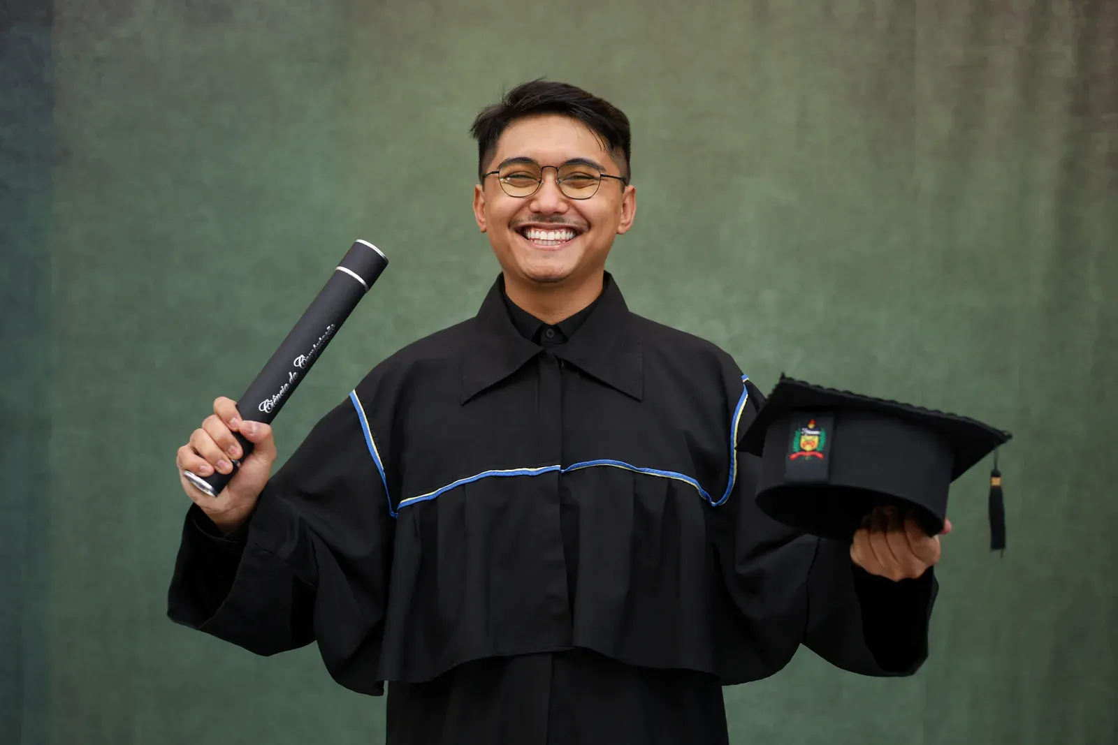 Retrato de formatura com o canudo de Ciências da Computação